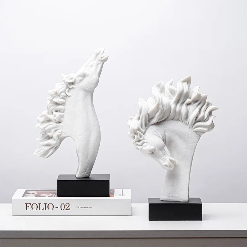 statuette cheval stylisé crinière ondulée moderne transparente doré blanc base carrée noire décoration maison