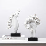 statuette cheval stylisé crinière ondulée moderne transparente doré blanc base carrée noire décoration maison