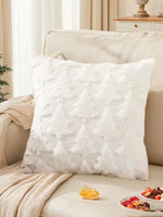 Oreiller décoratif blanc moelleux sur un lit confortable avec des draps beiges et des en-cas sur la table de chevet.