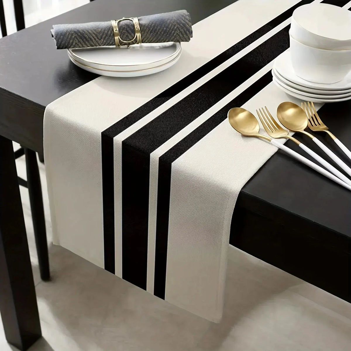 nappe table lin noir blanc carreaux géométriques moderne décoration maison simple vertical textiles