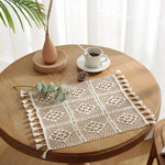 serviettes table boho chic beige clair motifs floraux crochetées tassels blancs maison restaurant festiveDecoration