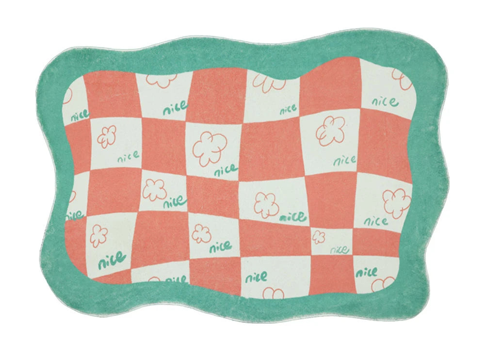 Un tapis décoratif coloré avec un motif à carreaux aux couleurs vives et le texte "nice" imprimé.