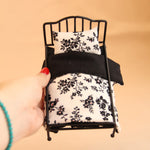 lit miniature fer forgé ensemble literie rose carreaux chaise table bougies tasse décoration murale
