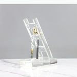 support smartphone transparent moderne figurine dorée minimaliste chambre