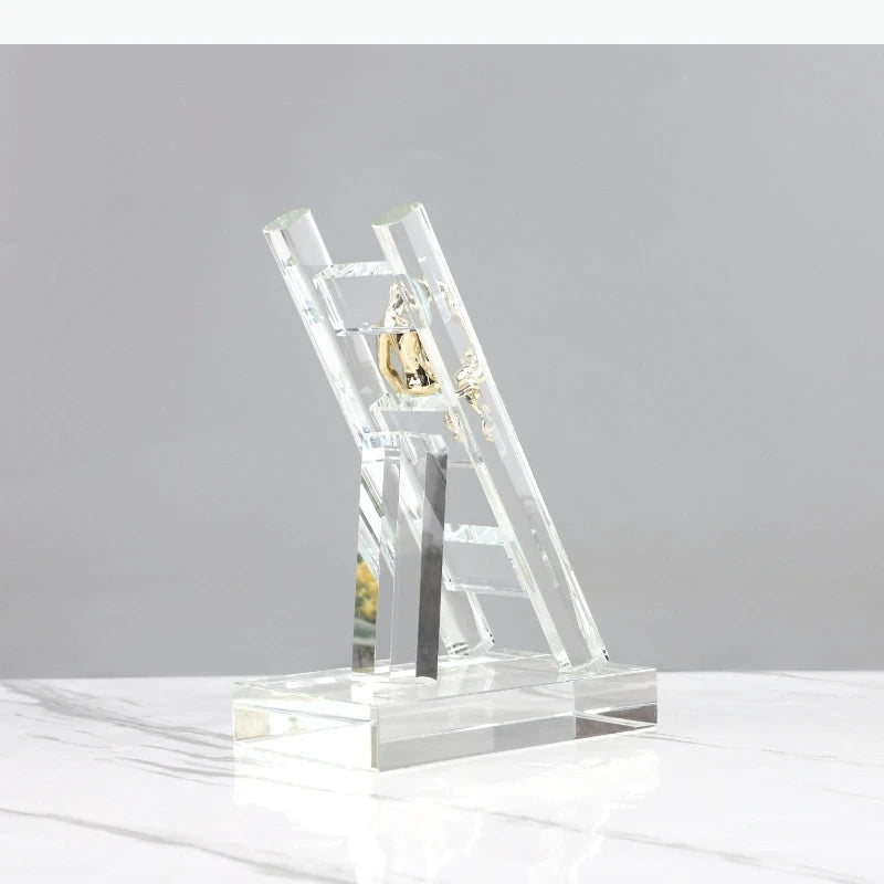 support smartphone transparent moderne figurine dorée minimaliste chambre