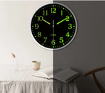 horloge murale moderne chiffres lumineux noir vert fluo salon décoration minimaliste aiguilles fines face