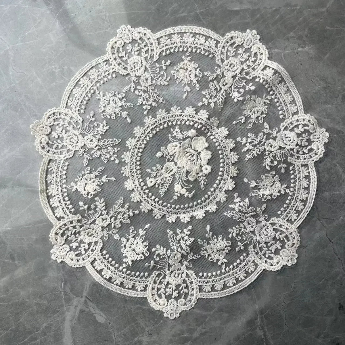 serviettes table broderie florale dentelle classique blanc beige 33cm rond polyester