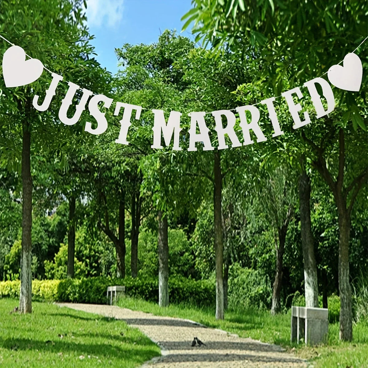décoration mariage bannière just married coeurs blancs mr mrs lettres relief triangles crème