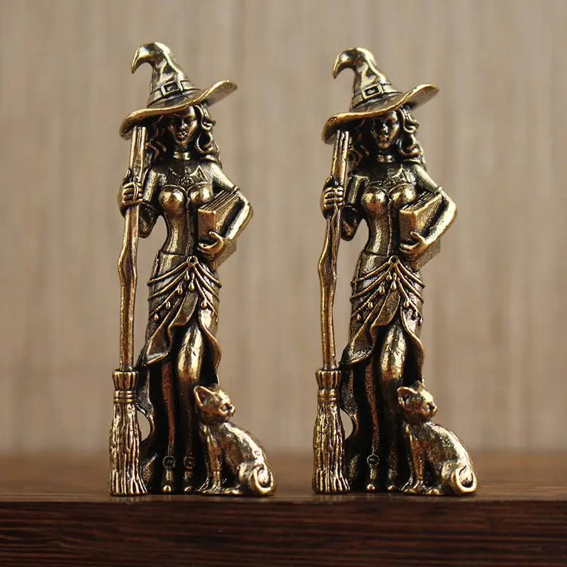 statuette sorcière bronze doré texture métallique artisanale vintage détaillée chapeau balai chat robe