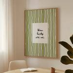 cadre mural moderne rayures vertes chambre bébé décoration vert olive