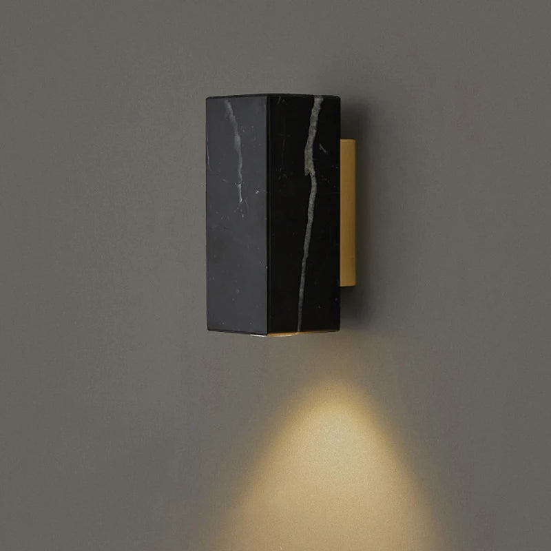 Applique murale installée dans un intérieur moderne avec éclairage LED