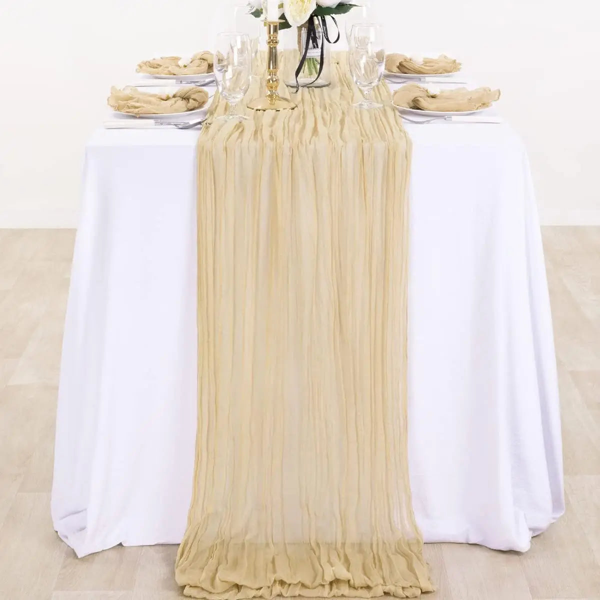 chemin table vert olive rayures horizontales classique assiettes blanches fourchettes dorées gobelets décoratifs bougies