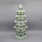 Un incroyable vase antique en porcelaine blanche orné de motifs floraux et paysagers délicatement peints en vert.