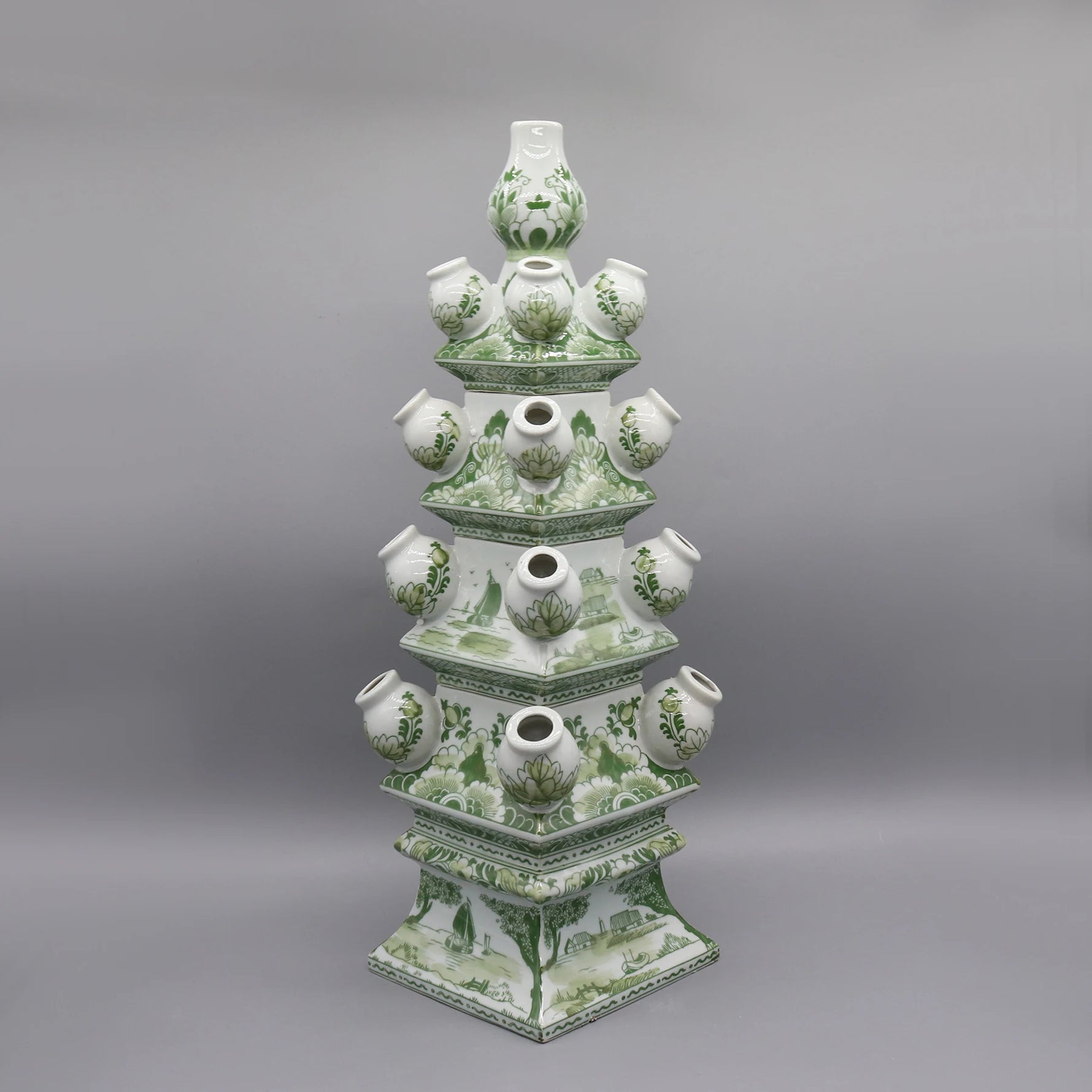 Un incroyable vase antique en porcelaine blanche orné de motifs floraux et paysagers délicatement peints en vert.