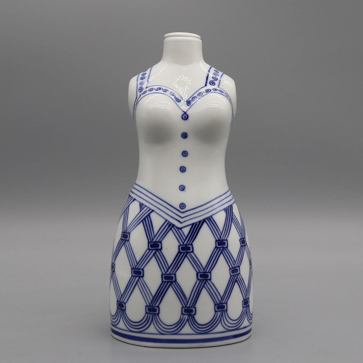 Une statuette de céramique blanche avec des motifs bleus décoratifs.