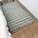 tapis fourrure blanche gris rose texture fourrure motif points moderne doux salon chambre
