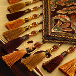 L'image montre une variété de glands décoratifs ornés de pierres précieuses et de motifs dorés, reflétant l'élégance et la richesse des accessoires de mode traditionnels.