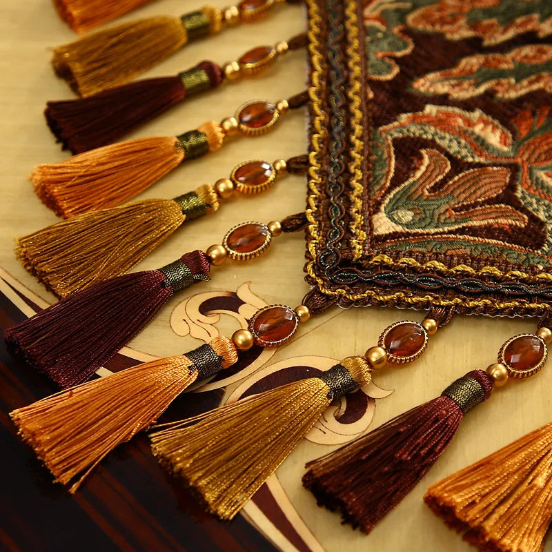 L'image montre une variété de glands décoratifs ornés de pierres précieuses et de motifs dorés, reflétant l'élégance et la richesse des accessoires de mode traditionnels.