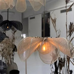 lampe suspendue tissu beige clair texture organique moderne câble noir suspension
