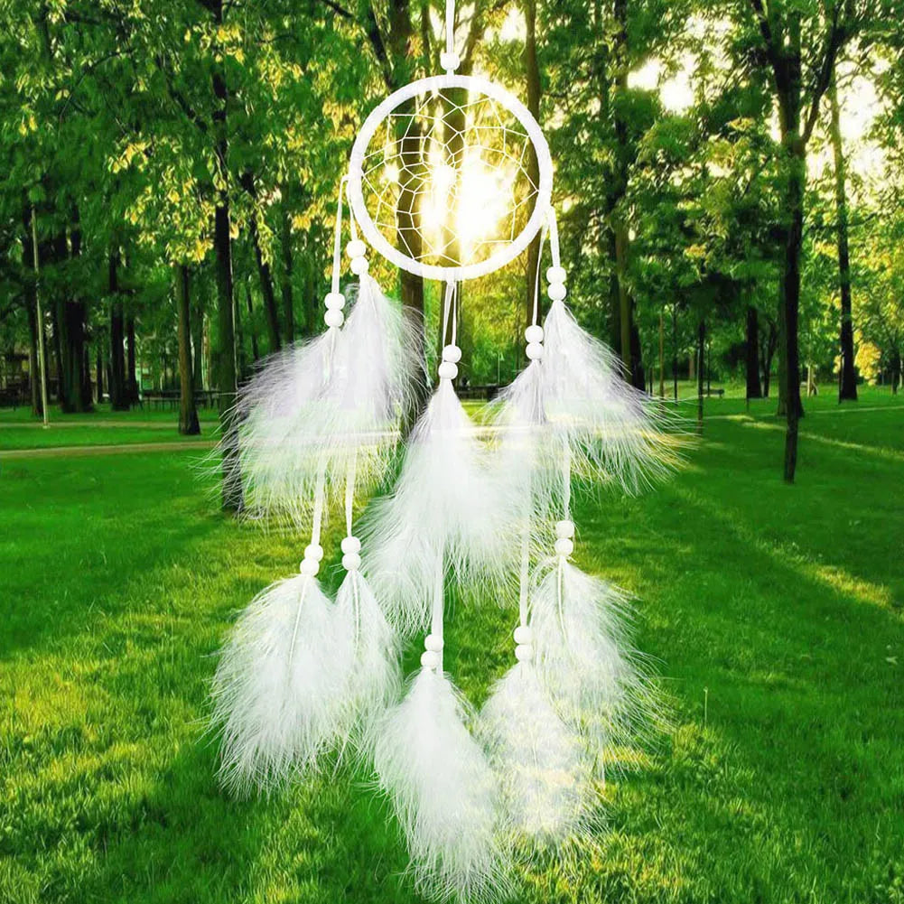 attrape rêves traditionnel blanc plumes blanches décoration maison amour pastorale matière organique
