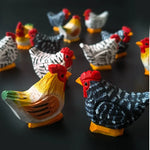 figurines poulets bois peints artisanales décoration maison ornements couleur rouge verte Jaune