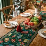 Une table festive de Noël décorée avec un centre de table en fruits frais, des fleurs et des accessoires de vacances, créant une ambiance chaleureuse et conviviale.