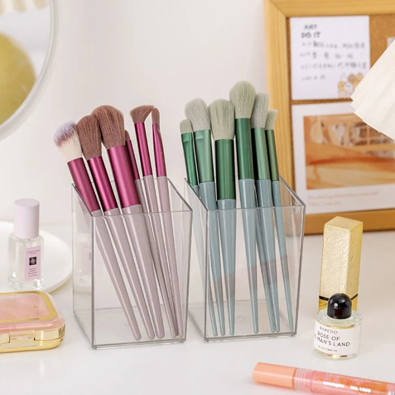 Pot à crayons coréen dans un intérieur moderne avec décoration minimaliste