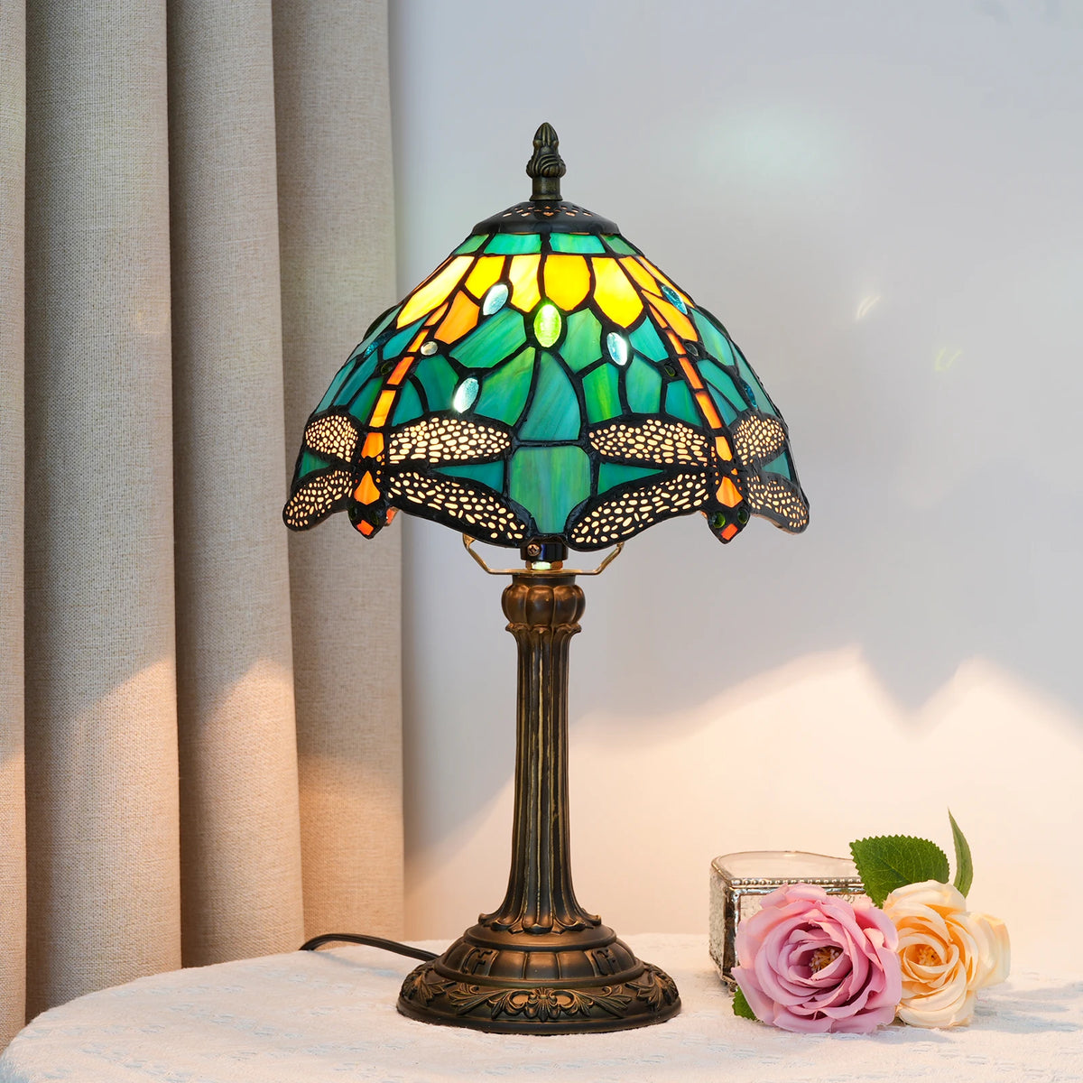 lampe table tiffany motif floral couleurs vives verre opaques interrupteur bouton poussoirDecoration chambre moderne