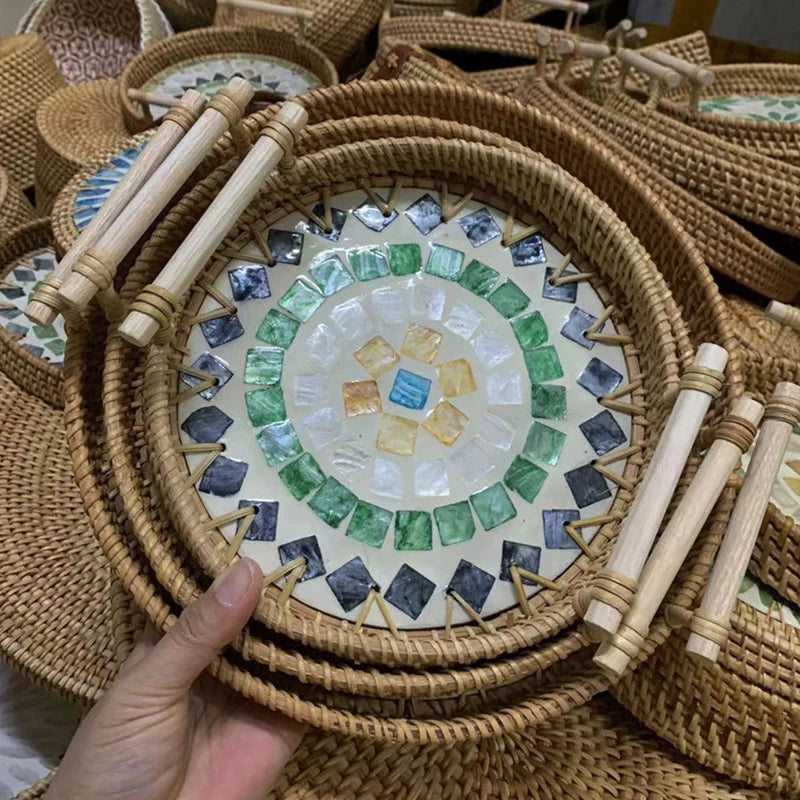 assiette ronde rotin bois poignées mosaïque carreaux colorés boho décoration maison naturelle