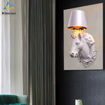Détail de la tête de cheval en résine sur l'applique murale LED