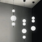 suspension lumineuse moderne minimaliste blanc sphères simples matériaux apparents opaques salle bain salon restaurant
