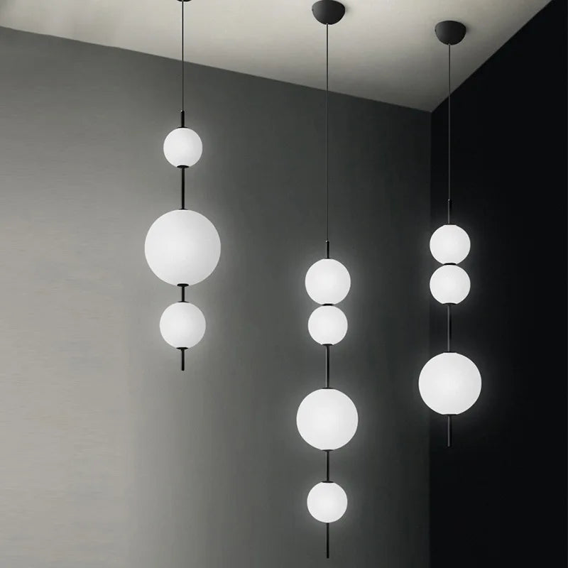 suspension lumineuse moderne minimaliste blanc sphères simples matériaux apparents opaques salle bain salon restaurant