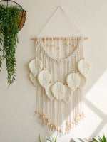 Tenture murale macramé dans un salon moderne avec décoration boho chic