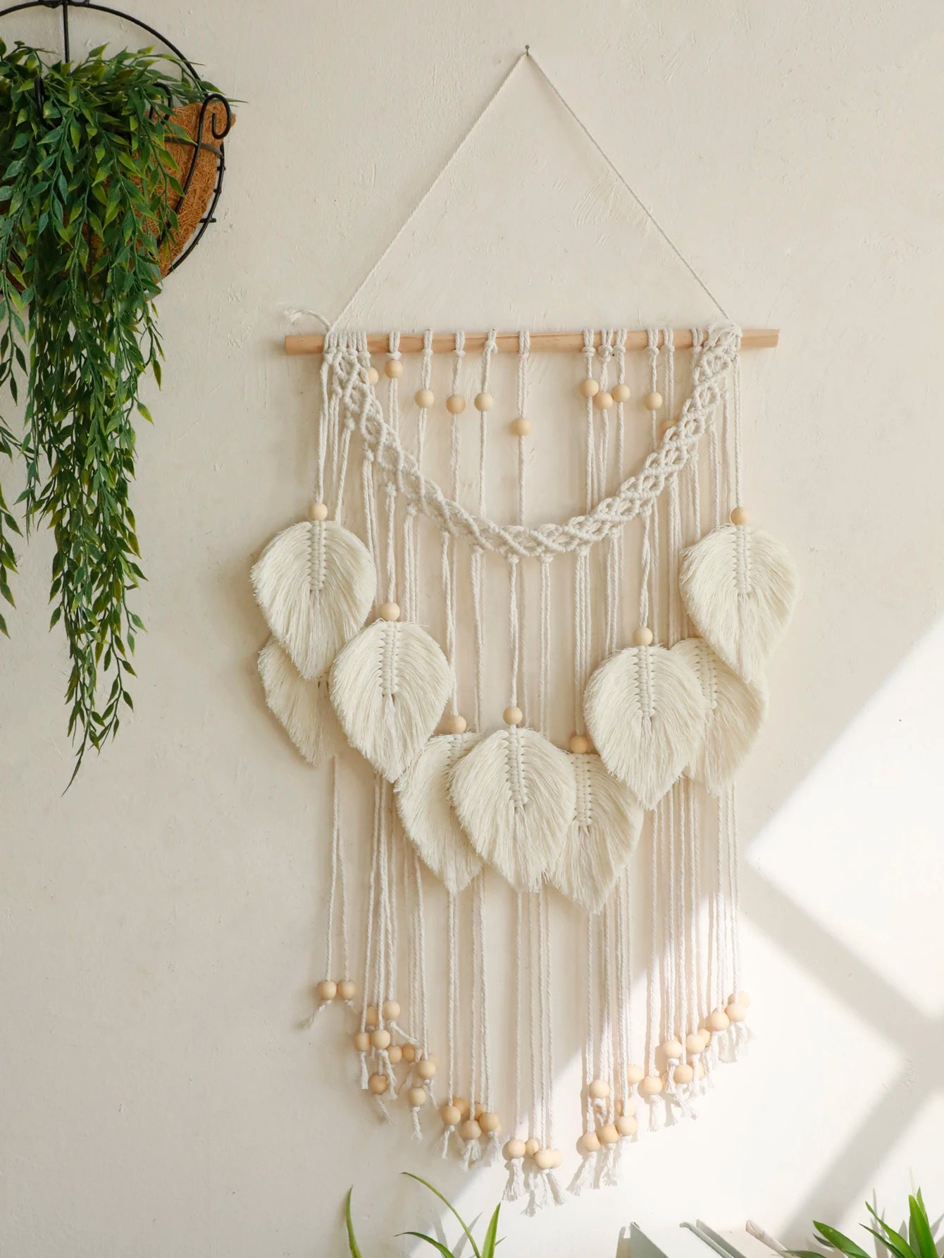 Tenture murale macramé dans un salon moderne avec décoration boho chic