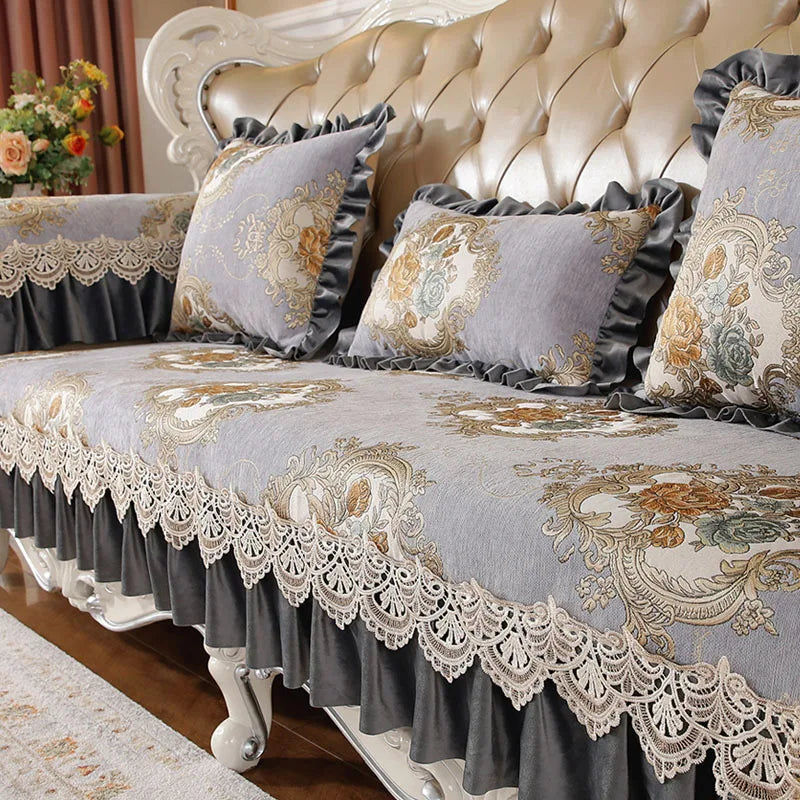 Une élégante parure de lit ornée de motifs floraux et de dentelle, créant une ambiance raffinée et chaleureuse dans la chambre.