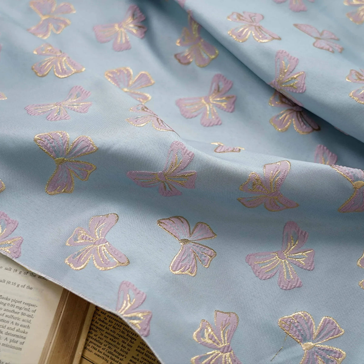 tissu polyester rose clair papillons doré noir moderne élégant coudre bricolage respectueux environnement Jacquard