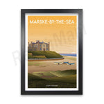 Une affiche vintage évoquant l'élégance de Marske-by-the-Sea, avec une maison sur une falaise surplombant la mer et des barques sur la plage.