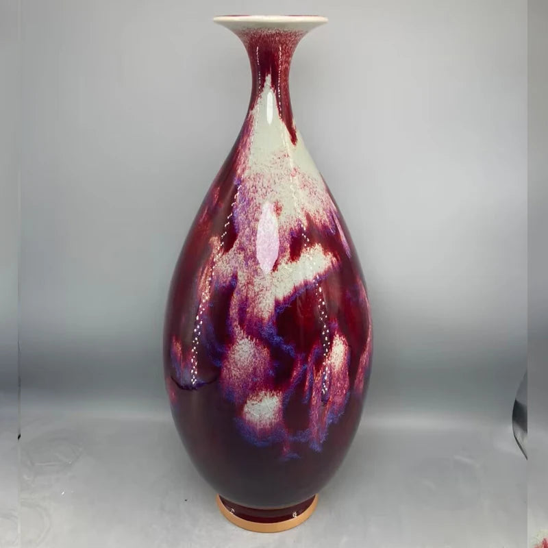 Un élégant vase en porcelaine aux riches teintes de pourpre et de violet, créant un motif unique et captivant.