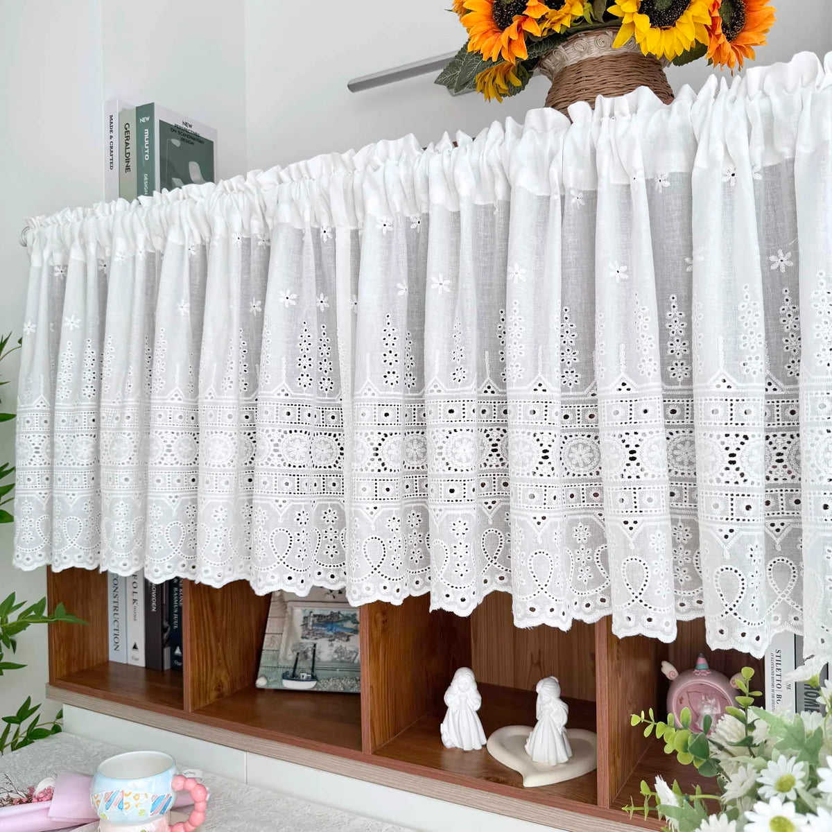 rideau floral transparent champêtre fenêtre cuisine décoration maison dentelle ajourée motifs géométriques