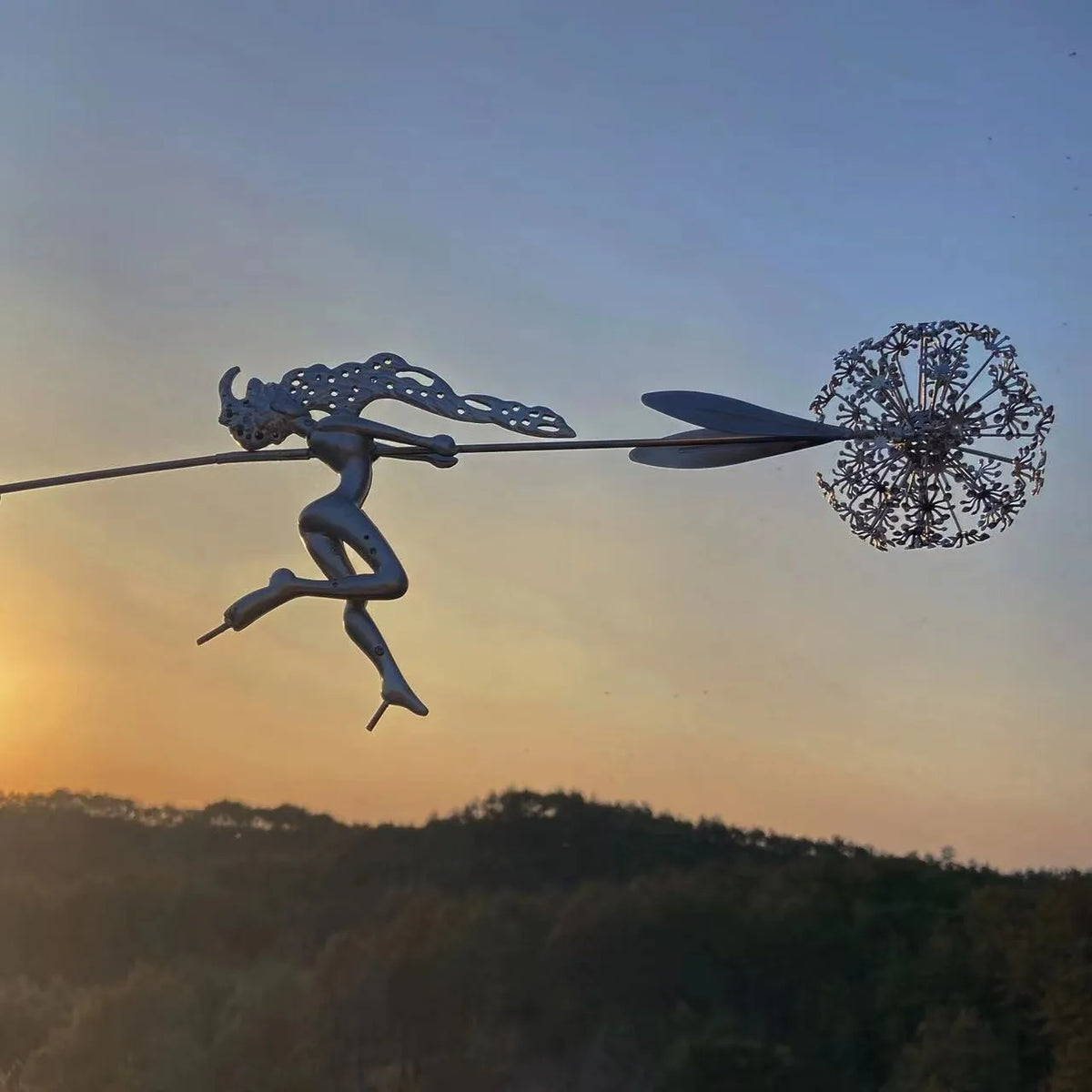 sculpture métallique artisanale fée ailes fleur stylisée filigrane moderne jardinextérieur