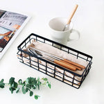 paniers rangement métal noir blanc maille moderne tissu beige cuillère fourchette plante artificielle bouteille