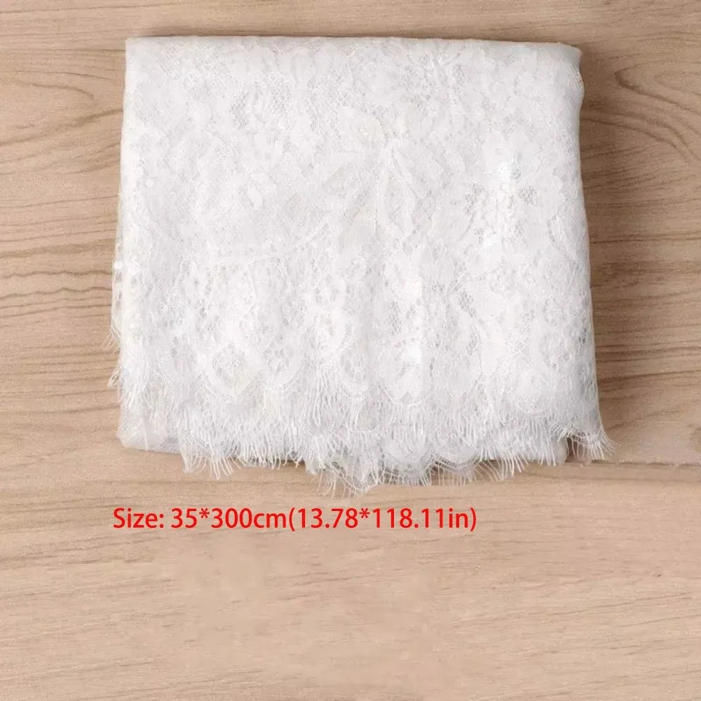 nappe dentelle florale motif blanc transparent mariage romantique décoration table assiettes verres bougies