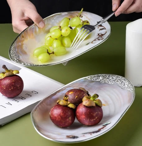 assiette ovale motifs floraux ornementations multicolores classique élégant fruits décoratif blanc table manger
