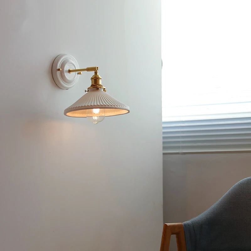 lampe murale vintage blanc doré texture relief ampoule led interrupteur chaîne éclairage quotidien moderne