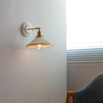 lampe murale vintage blanc doré texture relief ampoule led interrupteur chaîne éclairage quotidien moderne