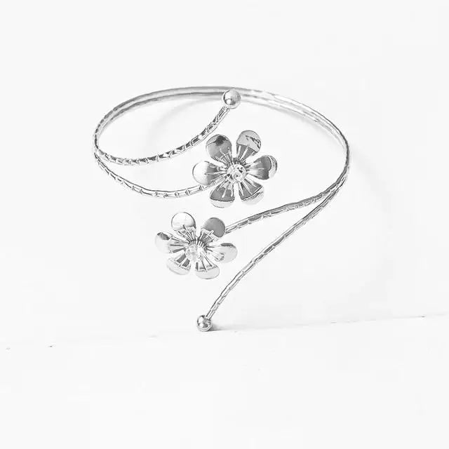 anneaux fenêtre or argent fleurs stylisées modernes élégants anneaux métalliques opaques inclusion fleurs