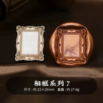 cadres décoratifs vintage ornementaux motifs floraux couleur or rouge marron