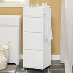 Armoire de salle de bain blanche dans un intérieur moderne avec serviettes