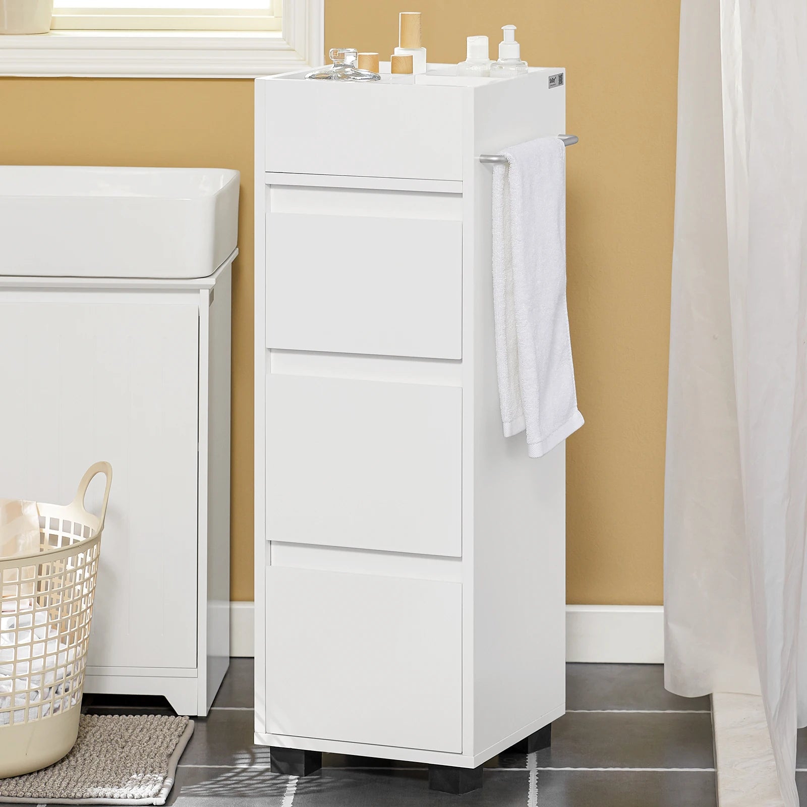 Armoire de salle de bain blanche dans un intérieur moderne avec serviettes