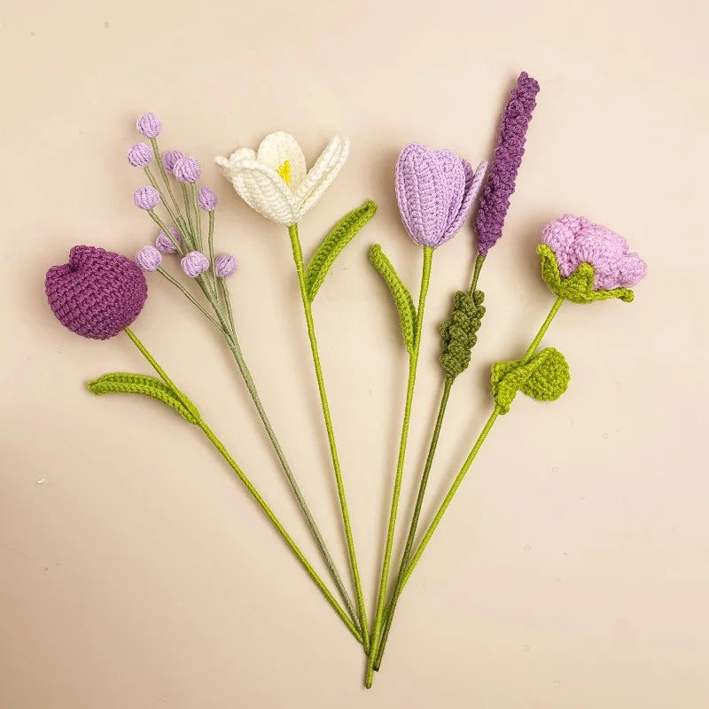 fleurs artificielles tricotées violettes blanches vertes décoration maison saint valentin anniversaire mariage tricot artisanalintérieur